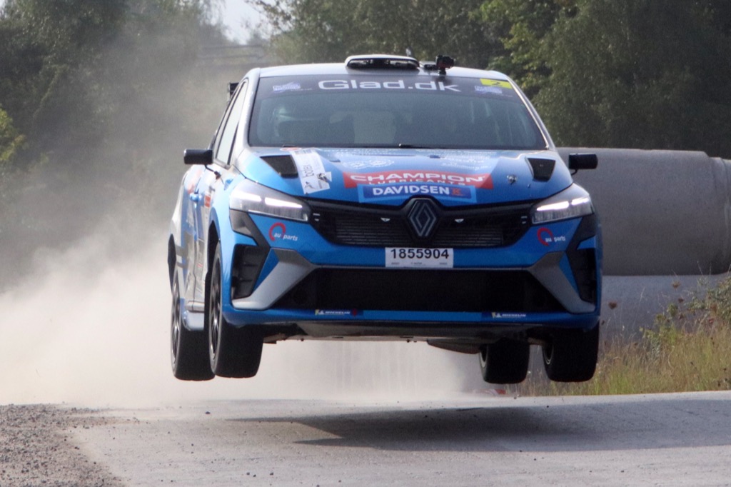 Jacob Madsen måtte stoppe før tid med en mislyd i sin Renault Clio Rally3. 
(Foto: Allan Christiansen)